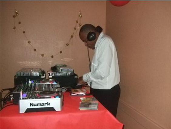 Dj au service d'une soirée familiale